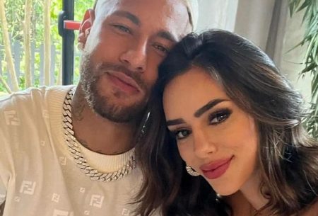 Namorada de Neymar surge em pose sensual e detalhe chama a atenção: “O que aconteceu com o pé?”