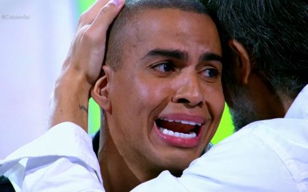 Thiago Oliveira chora de medo em brincadeira no Caldeirão: “Desesperador”