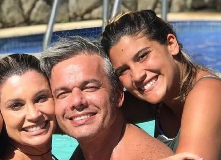 Giulia Costa se forma em cinema e celebra com Flávia Alessandra e Otaviano Costa