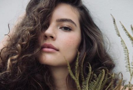 Após negar romance, Alanis Guillen volta a surgir com amiga em show