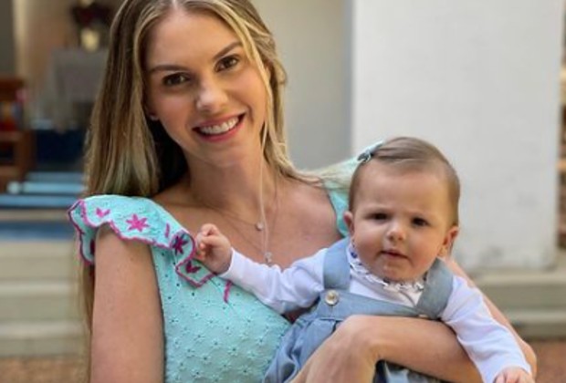 Bárbara Evans se revolta e rebate críticas à maternidade: “Filha é minha”