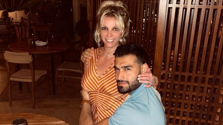 Britney Spears faz declaração de amor para o marido e assusta fãs com ponto inusitado