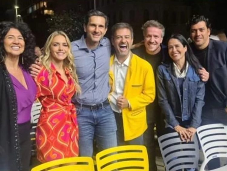 Monique Alfradique ao lado de Frederic Kachar e amigos em evento do último final de semana