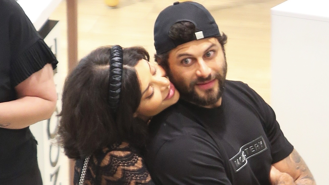 Aline Campos e Jesus Luz trocam beijos e carinhos em passeio romântico no shopping