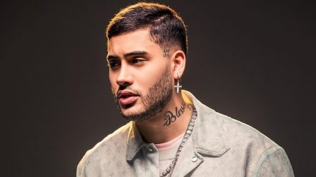 Kevinho faz show de cadeira de rodas após cirurgia para resolver lesão grave
