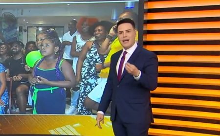 Luiz Bacci convoca família de repórter, anuncia promoção e deixa jornalistas aos prantos