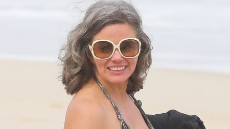 Maria Cândida se pronuncia após ser flagrada aos beijos com novo affair