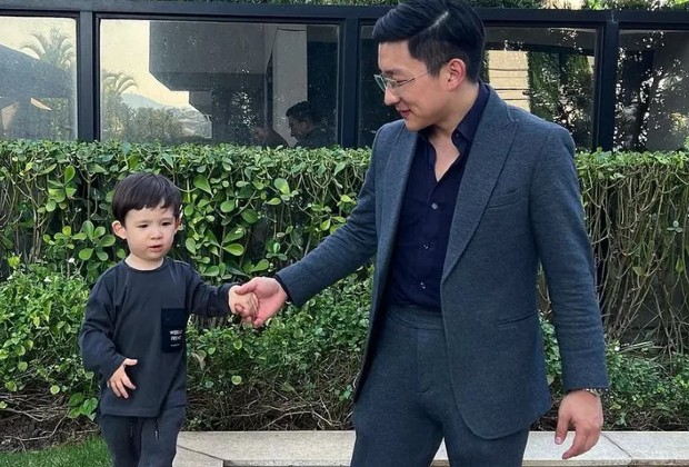 Pyong Lee revela que usa estudo da mente para desenvolvimento do filho de 2 anos