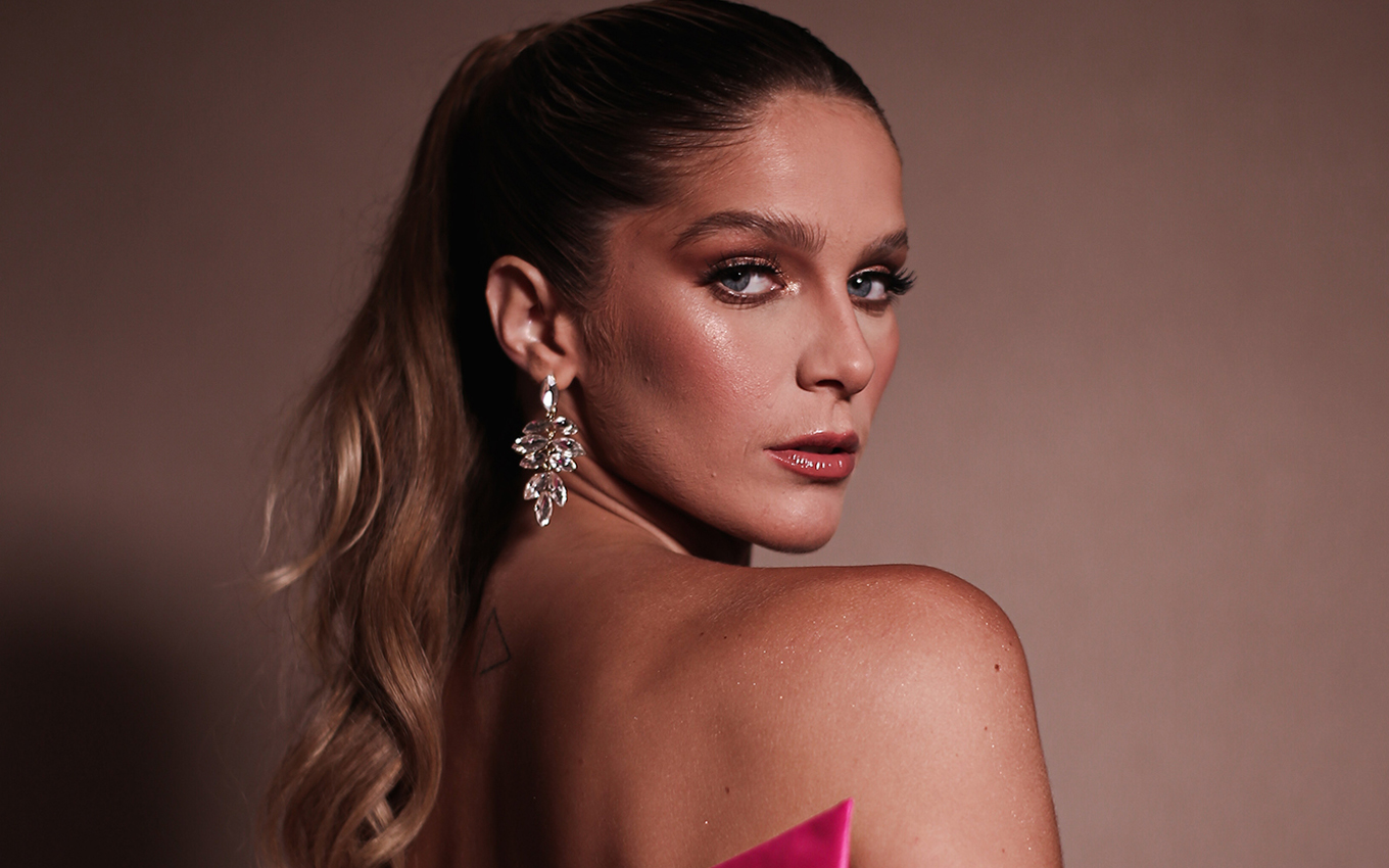 Isabella Santoni ostenta look pink luxuoso em premiação do cinema nacional