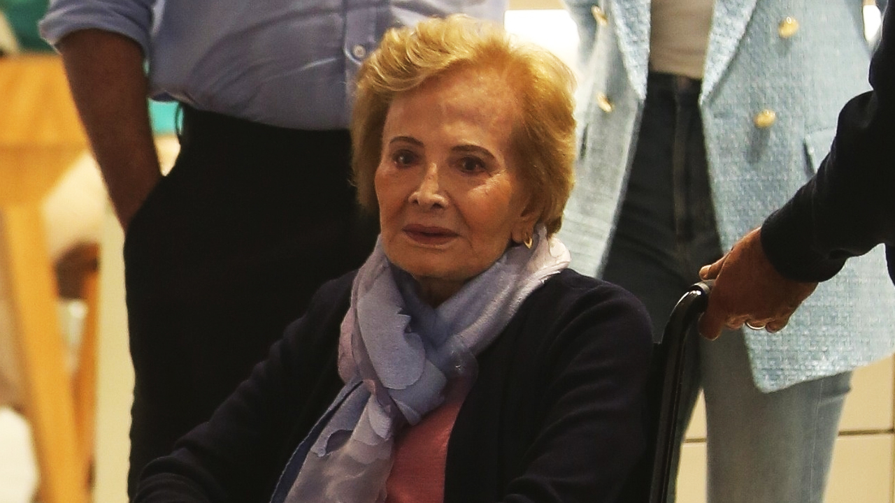 Aos 88 anos, Glória Menezes surge de cadeira de rodas em rara aparição pública