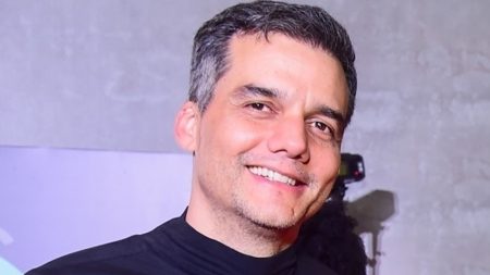 Wagner Moura faz aparição rara com esposa e filho em premiação renomada