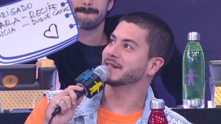 Arthur Aguiar é alvo de deboche ao participar do mesão do Criança Esperança
