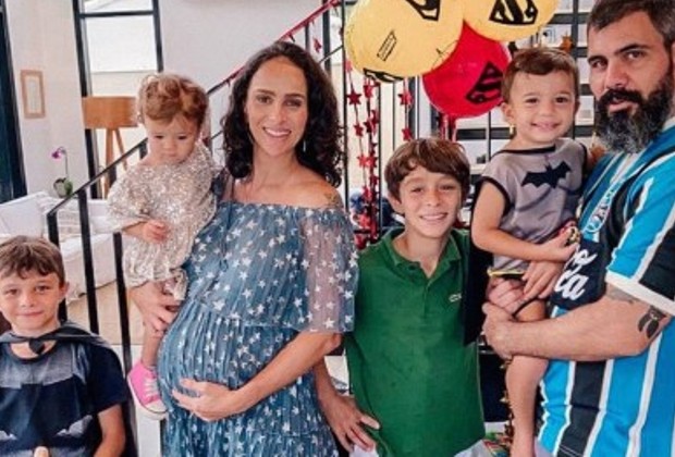 Juliano Cazarré leva os filhos para conhecer a irmã caçula em São Paulo e relata sufoco