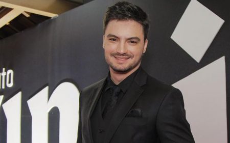 Felipe Neto fica indignado com cobranças sobre namoro