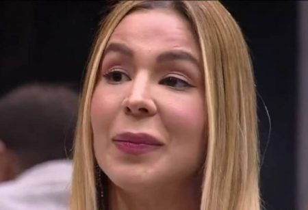 Ex-BBB Kerline Cardoso enfrenta apuros em banheiro químico para resgatar celular