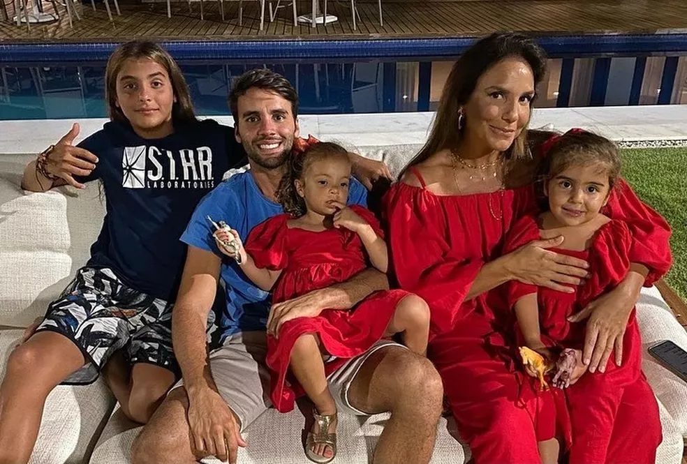 Ivete Sangalo posta foto do esposo com os filhos e se declara: “Papai mais gatinho”