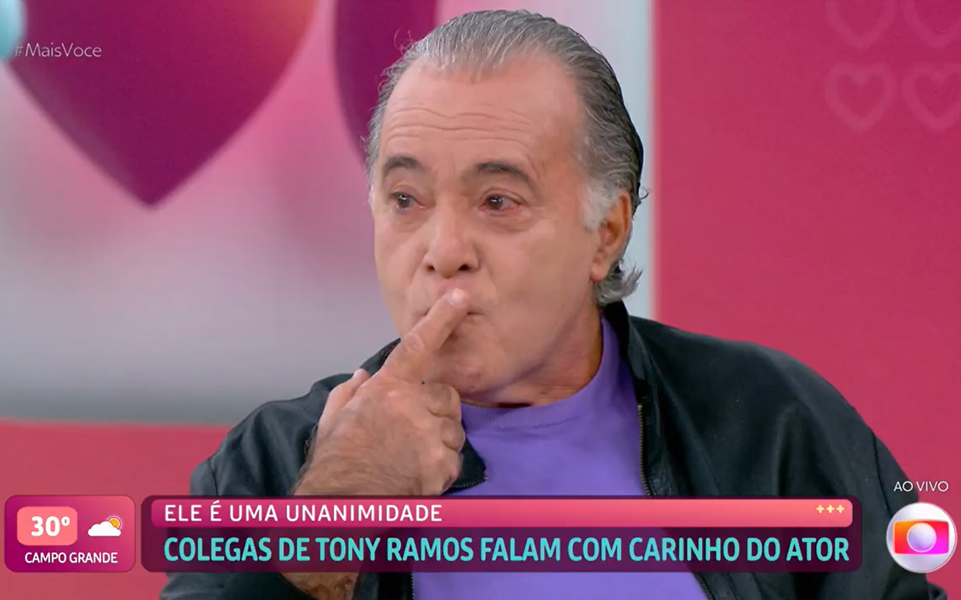 Tony Ramos cai no choro ao receber elogios dos colegas de trabalho na Globo