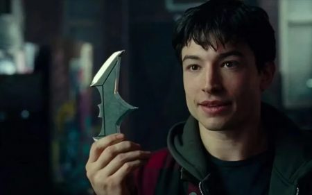 Ator de The Flash, Ezra Miller fala sobre problemas após prisão e pede desculpas