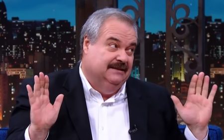 Gilberto Barros é condenado a prisão após afirmar que agride homens que se beijam