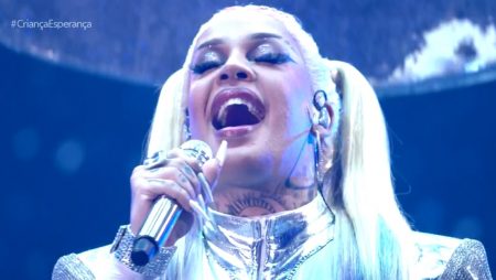 Gloria Groove vira Xuxa no Criança Esperança e emociona com discurso
