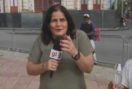 Repórter da Globo surpreende a todos e imita João Gomes em telejornal; cantor reage