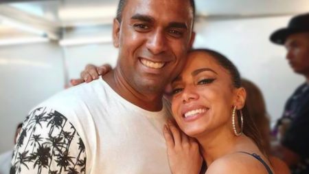 Meio-irmão de Anitta é registrado pelo pai e se emociona ao comemorar conquista