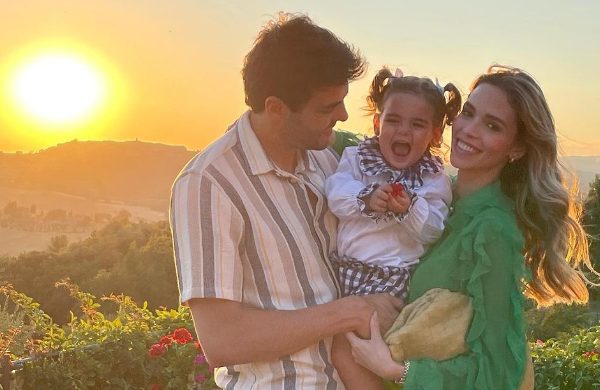 Esposa de Kaká, Carol Dias revela que compra roupas para filha em lojas populares