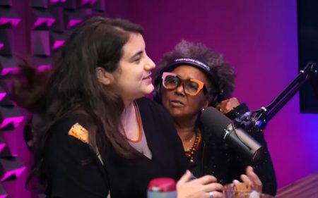 Mulher de Sandra de Sá invade entrevista e expõe momento íntimo com a cantora
