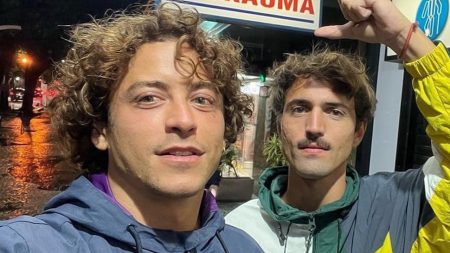 Jesuíta Barbosa curte o dia de folga e rende mais um flagra com o novo affair