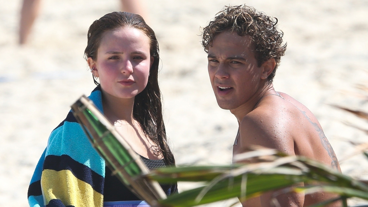 Larissa Manoela e André Luiz Frambach são flagrados aos beijos e carinhos em praia