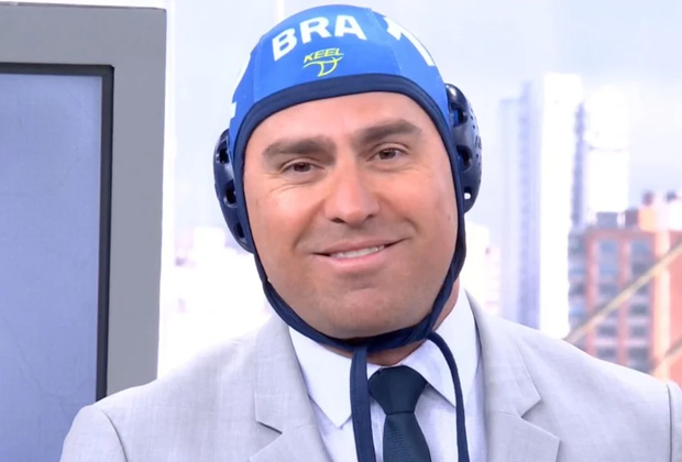 Rodrigo Bocardi surge de touca e acaba virando piada em telejornal da Globo