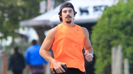 Nicolas Prattes esbanja boa forma em caminhada e reage ao flagra do paparazzo