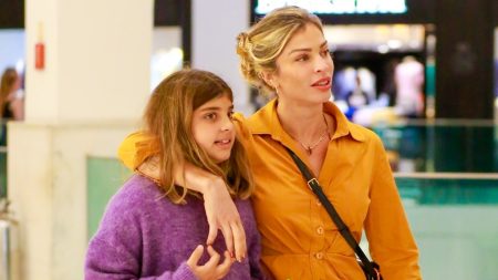Grazi Massafera faz vídeo raro da filha e registra momento de timidez