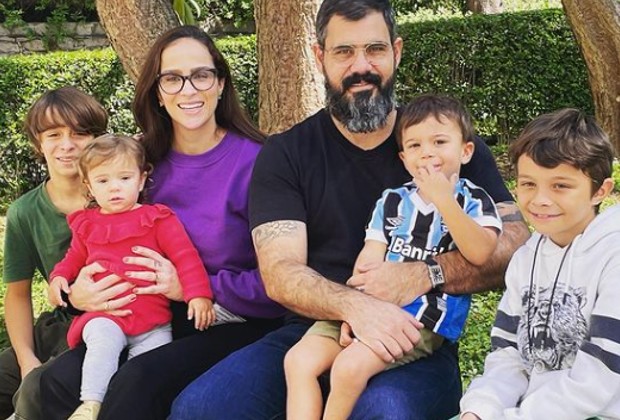 Esposa de Juliano Cazarré expõe estado de saúde da filha com foto no hospital