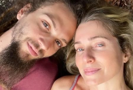 Letícia Spiller entrega detalhes do relacionamento com músico e críticas que ele recebe