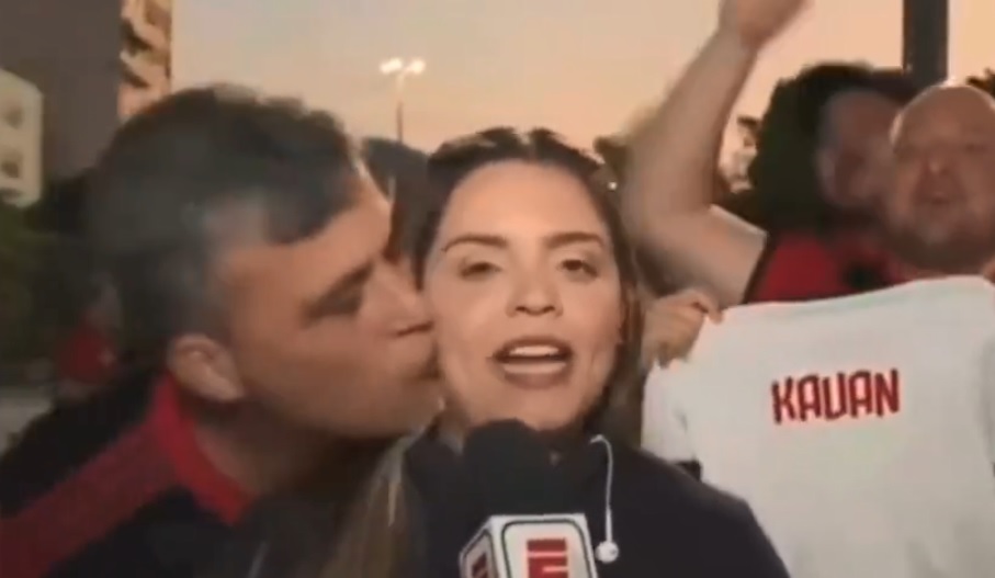Repórter da ESPN é assediada ao vivo por torcedor do Flamengo; homem é detido