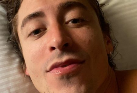 Jesuíta Barbosa curte evento no Rio ao lado de novo affair