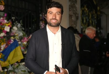 Mulher invade entrada ao vivo do Jornal Nacional em Londres e grita: “Globo lixo”