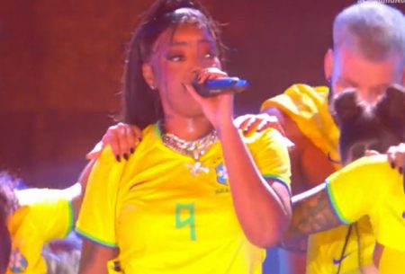 Ludmilla provoca bolsonaristas com atitude e pede para fãs fazerem o “L” em show