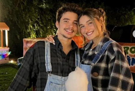 Marido de Sasha, João Figueiredo posa em metrô após assistir desfile de luxo em Nova York