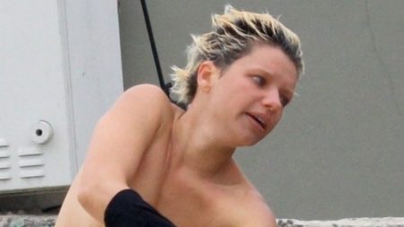 Bruna Linzmeyer mostra demais ao trocar de roupa na praia e polemiza nas redes sociais