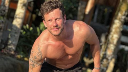 Dudu Pelizzari mostra o corpo musculoso em clique só de sunga e arranca elogios