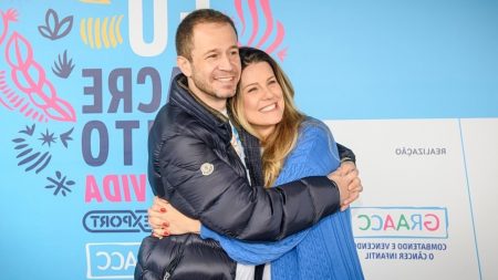 Tiago Leifert e Daiana Garbin postam foto rara com a filha e divertem seguidores