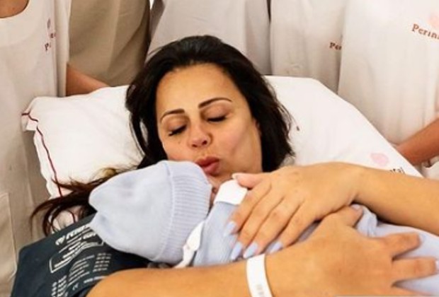 Viviane Araújo passa madrugada amamentando filho e se emociona com momento