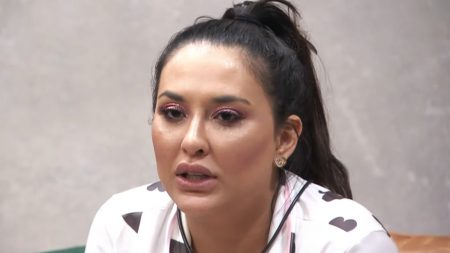A Fazenda 2022: Suzi Sassaki se emociona ao abrir histórico com drogas e depressão