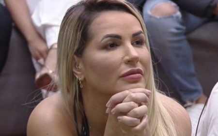 A Fazenda 2022: Deolane Bezerra revela quanto lucra por publicações na internet