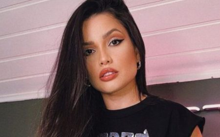 Juliette surpreende ao aparecer andando de moto avaliada em R$ 30 mil