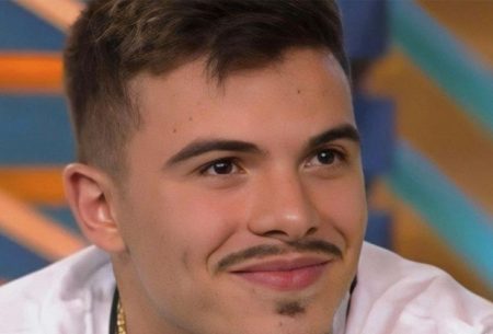 A Fazenda 2022: Thomaz Costa afasta sunga em banho e viraliza por causa do volume