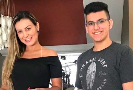 Andressa Urach se emociona ao reencontrar filho após brigas e desabafa: “Não aguentei”