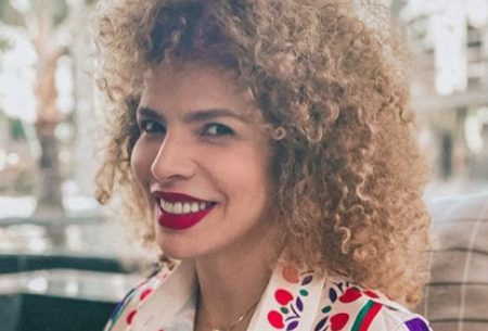 Em momento raro, Vanessa da Mata surge de biquíni e novo visual